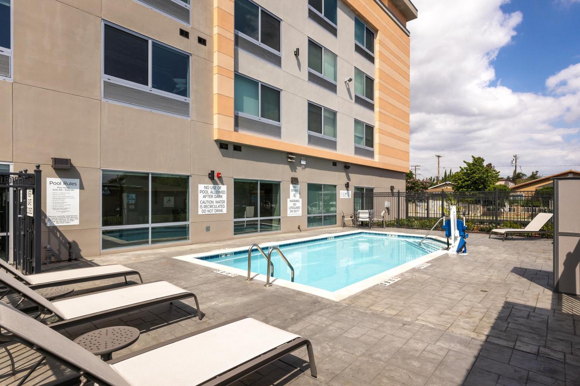 Holiday Inn Express & Suites - Hawaiian Gardens By Ihg ภายนอก รูปภาพ