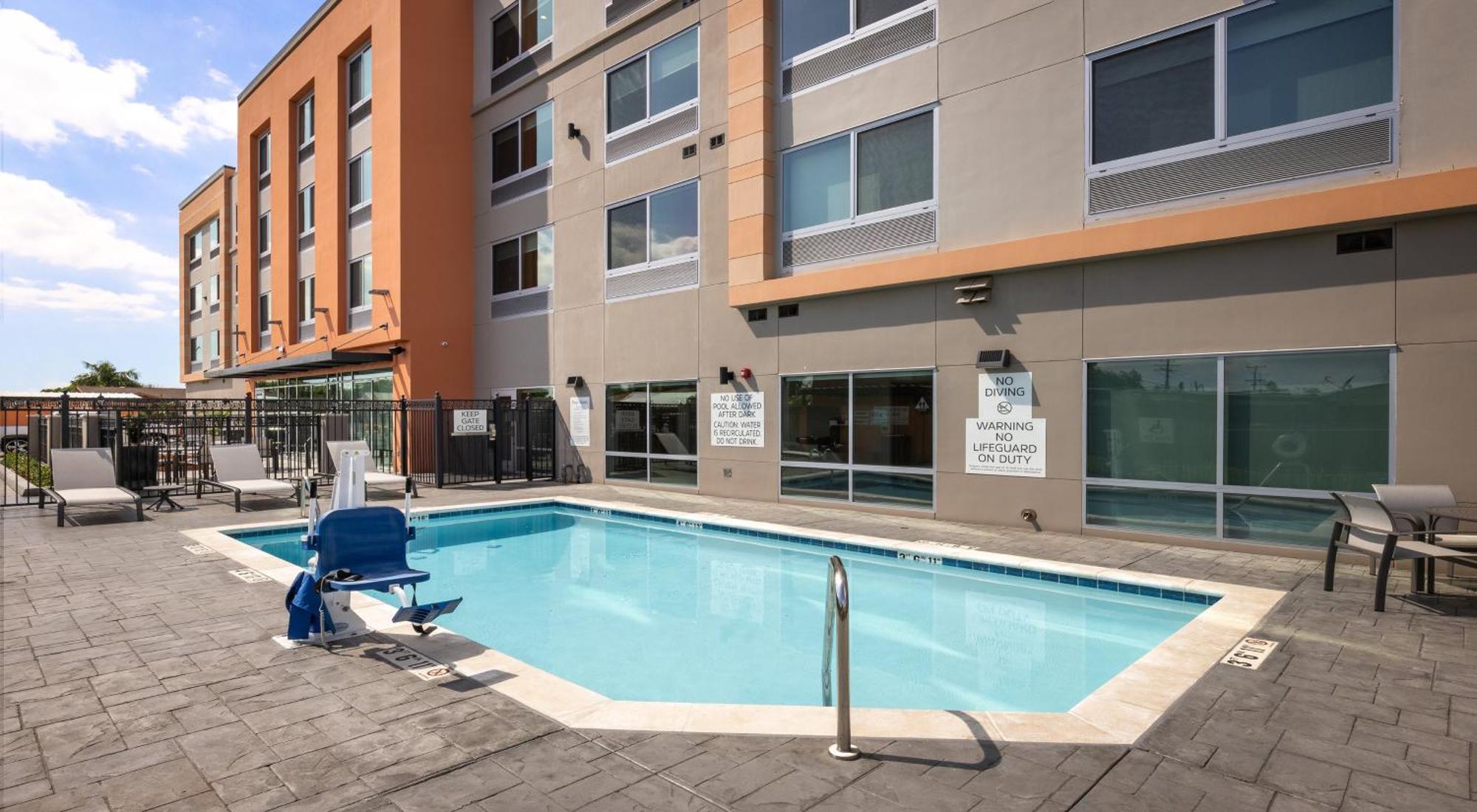 Holiday Inn Express & Suites - Hawaiian Gardens By Ihg ภายนอก รูปภาพ